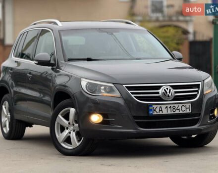 Серый Фольксваген Тигуан, объемом двигателя 2 л и пробегом 285 тыс. км за 10999 $, фото 4 на Automoto.ua