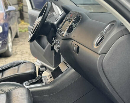 Серый Фольксваген Тигуан, объемом двигателя 2 л и пробегом 225 тыс. км за 11500 $, фото 63 на Automoto.ua