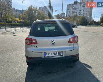 Сірий Фольксваген Тігуан, об'ємом двигуна 2 л та пробігом 295 тис. км за 8700 $, фото 5 на Automoto.ua