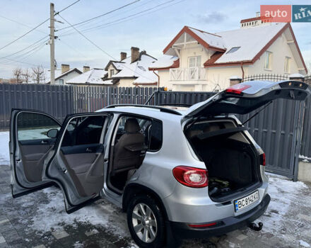 Сірий Фольксваген Тігуан, об'ємом двигуна 2 л та пробігом 157 тис. км за 9900 $, фото 40 на Automoto.ua