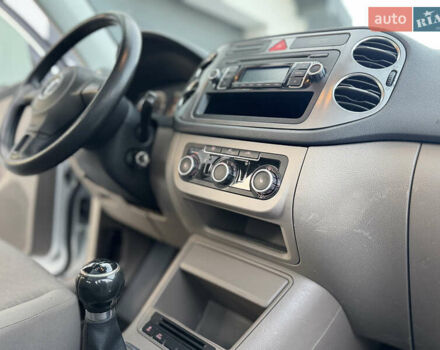 Сірий Фольксваген Тігуан, об'ємом двигуна 2 л та пробігом 157 тис. км за 9900 $, фото 34 на Automoto.ua