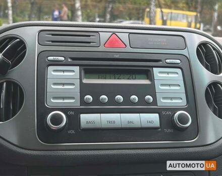 Сірий Фольксваген Тігуан, об'ємом двигуна 2 л та пробігом 265 тис. км за 10500 $, фото 14 на Automoto.ua