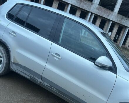 Сірий Фольксваген Тігуан, об'ємом двигуна 2 л та пробігом 300 тис. км за 9000 $, фото 3 на Automoto.ua