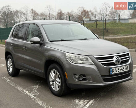 Сірий Фольксваген Тігуан, об'ємом двигуна 2 л та пробігом 243 тис. км за 9900 $, фото 2 на Automoto.ua