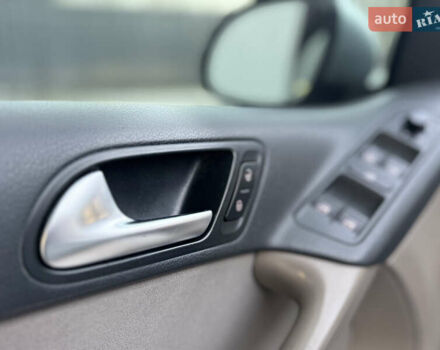 Сірий Фольксваген Тігуан, об'ємом двигуна 2 л та пробігом 157 тис. км за 9900 $, фото 23 на Automoto.ua