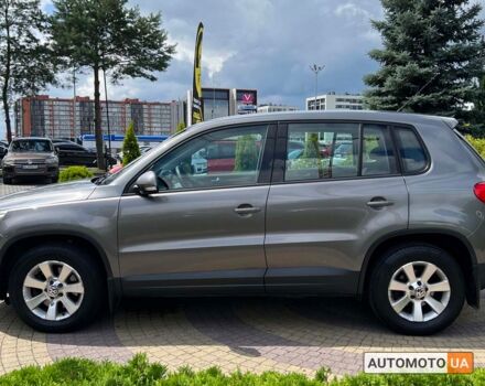 Сірий Фольксваген Тігуан, об'ємом двигуна 2 л та пробігом 265 тис. км за 10500 $, фото 3 на Automoto.ua