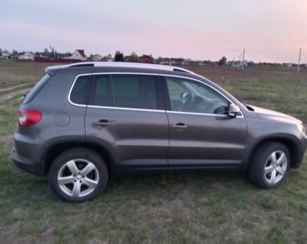 Серый Фольксваген Тигуан, объемом двигателя 2 л и пробегом 243 тыс. км за 9999 $, фото 5 на Automoto.ua