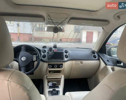 Серый Фольксваген Тигуан, объемом двигателя 2 л и пробегом 280 тыс. км за 10000 $, фото 14 на Automoto.ua