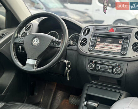 Серый Фольксваген Тигуан, объемом двигателя 2 л и пробегом 225 тыс. км за 11500 $, фото 66 на Automoto.ua