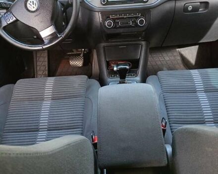 Сірий Фольксваген Тігуан, об'ємом двигуна 2 л та пробігом 345 тис. км за 10800 $, фото 6 на Automoto.ua