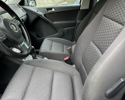 Серый Фольксваген Тигуан, объемом двигателя 2 л и пробегом 132 тыс. км за 10900 $, фото 13 на Automoto.ua