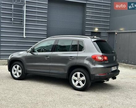 Серый Фольксваген Тигуан, объемом двигателя 2 л и пробегом 285 тыс. км за 10450 $, фото 2 на Automoto.ua