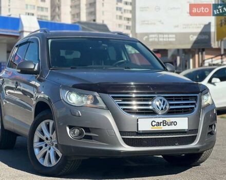 Серый Фольксваген Тигуан, объемом двигателя 2 л и пробегом 201 тыс. км за 11400 $, фото 1 на Automoto.ua