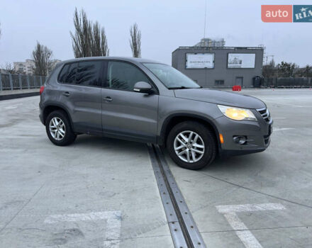 Серый Фольксваген Тигуан, объемом двигателя 1.98 л и пробегом 240 тыс. км за 11500 $, фото 1 на Automoto.ua