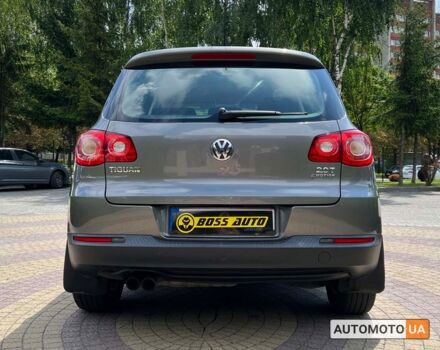Сірий Фольксваген Тігуан, об'ємом двигуна 2 л та пробігом 265 тис. км за 10500 $, фото 5 на Automoto.ua