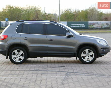 Серый Фольксваген Тигуан, объемом двигателя 2 л и пробегом 219 тыс. км за 12300 $, фото 4 на Automoto.ua