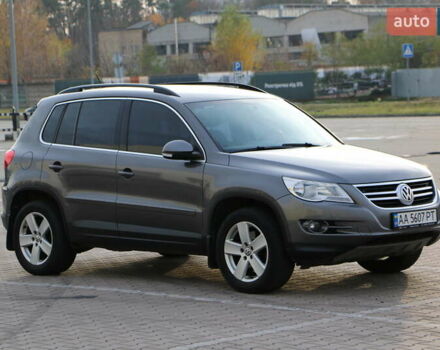 Серый Фольксваген Тигуан, объемом двигателя 2 л и пробегом 219 тыс. км за 12300 $, фото 2 на Automoto.ua