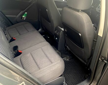 Сірий Фольксваген Тігуан, об'ємом двигуна 2 л та пробігом 165 тис. км за 10000 $, фото 10 на Automoto.ua