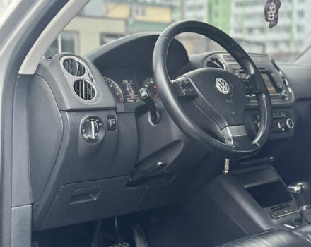 Серый Фольксваген Тигуан, объемом двигателя 2 л и пробегом 225 тыс. км за 11500 $, фото 61 на Automoto.ua