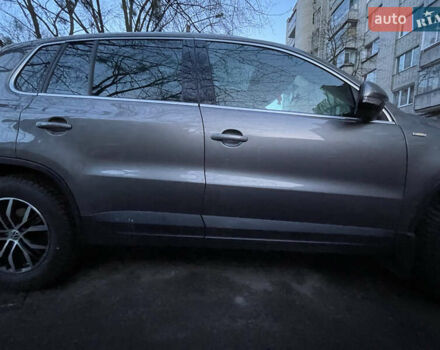 Серый Фольксваген Тигуан, объемом двигателя 2 л и пробегом 280 тыс. км за 10000 $, фото 7 на Automoto.ua