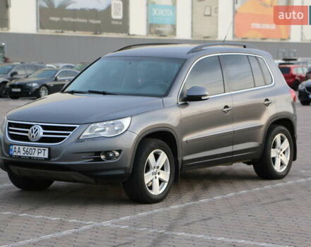 Серый Фольксваген Тигуан, объемом двигателя 2 л и пробегом 219 тыс. км за 12300 $, фото 1 на Automoto.ua