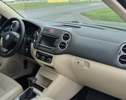 Сірий Фольксваген Тігуан, об'ємом двигуна 2 л та пробігом 191 тис. км за 9200 $, фото 21 на Automoto.ua