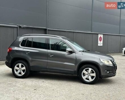 Серый Фольксваген Тигуан, объемом двигателя 2 л и пробегом 285 тыс. км за 10450 $, фото 7 на Automoto.ua