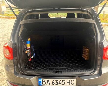 Сірий Фольксваген Тігуан, об'ємом двигуна 2 л та пробігом 165 тис. км за 10000 $, фото 8 на Automoto.ua