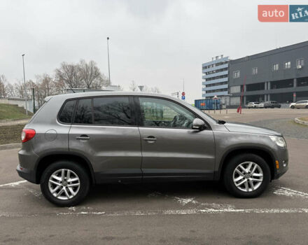 Сірий Фольксваген Тігуан, об'ємом двигуна 2 л та пробігом 243 тис. км за 9900 $, фото 3 на Automoto.ua