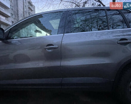 Серый Фольксваген Тигуан, объемом двигателя 2 л и пробегом 280 тыс. км за 10000 $, фото 3 на Automoto.ua