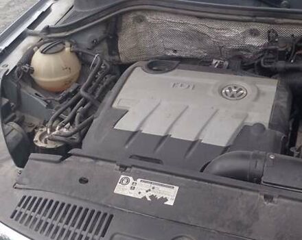 Сірий Фольксваген Тігуан, об'ємом двигуна 2 л та пробігом 250 тис. км за 10800 $, фото 2 на Automoto.ua