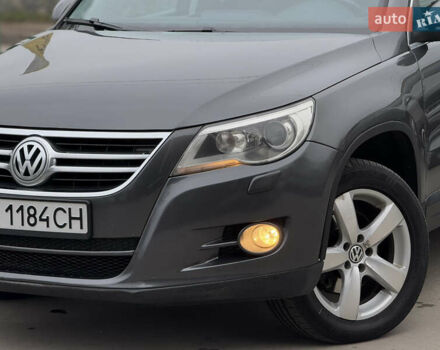 Серый Фольксваген Тигуан, объемом двигателя 2 л и пробегом 285 тыс. км за 10999 $, фото 1 на Automoto.ua