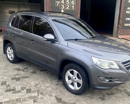 Сірий Фольксваген Тігуан, об'ємом двигуна 2 л та пробігом 165 тис. км за 10000 $, фото 2 на Automoto.ua