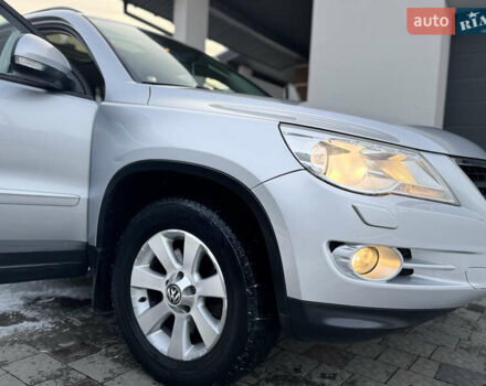 Сірий Фольксваген Тігуан, об'ємом двигуна 2 л та пробігом 157 тис. км за 9900 $, фото 46 на Automoto.ua