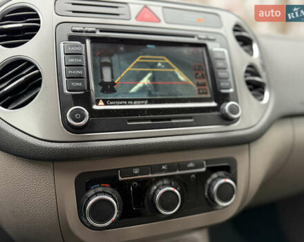 Сірий Фольксваген Тігуан, об'ємом двигуна 2 л та пробігом 243 тис. км за 9900 $, фото 12 на Automoto.ua