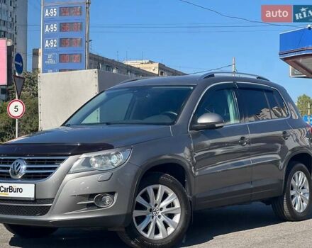 Серый Фольксваген Тигуан, объемом двигателя 2 л и пробегом 201 тыс. км за 11400 $, фото 6 на Automoto.ua