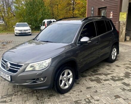 Сірий Фольксваген Тігуан, об'ємом двигуна 2 л та пробігом 165 тис. км за 10000 $, фото 1 на Automoto.ua
