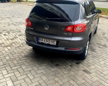 Сірий Фольксваген Тігуан, об'ємом двигуна 2 л та пробігом 165 тис. км за 10000 $, фото 3 на Automoto.ua