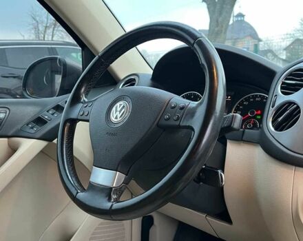 Серый Фольксваген Тигуан, объемом двигателя 2 л и пробегом 244 тыс. км за 11000 $, фото 18 на Automoto.ua