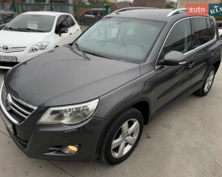 Серый Фольксваген Тигуан, объемом двигателя 2 л и пробегом 285 тыс. км за 10999 $, фото 3 на Automoto.ua