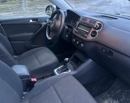 Сірий Фольксваген Тігуан, об'ємом двигуна 2 л та пробігом 300 тис. км за 9000 $, фото 5 на Automoto.ua