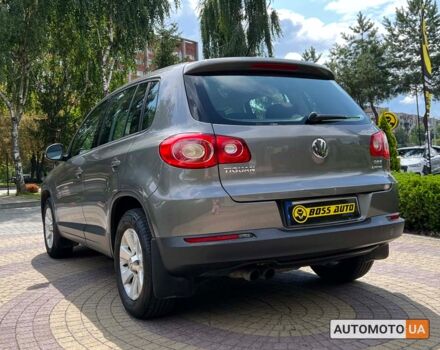 Сірий Фольксваген Тігуан, об'ємом двигуна 2 л та пробігом 265 тис. км за 10500 $, фото 4 на Automoto.ua