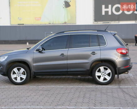 Серый Фольксваген Тигуан, объемом двигателя 2 л и пробегом 219 тыс. км за 12300 $, фото 3 на Automoto.ua