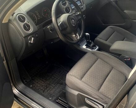 Сірий Фольксваген Тігуан, об'ємом двигуна 2 л та пробігом 165 тис. км за 10000 $, фото 6 на Automoto.ua