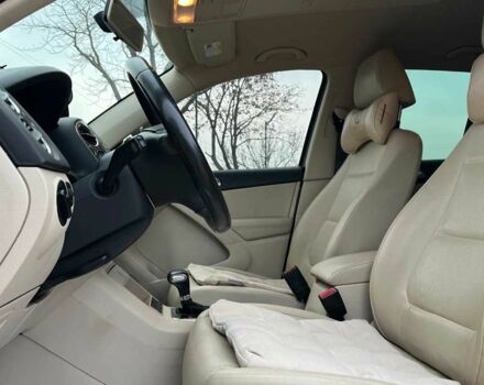 Серый Фольксваген Тигуан, объемом двигателя 2 л и пробегом 244 тыс. км за 11000 $, фото 9 на Automoto.ua