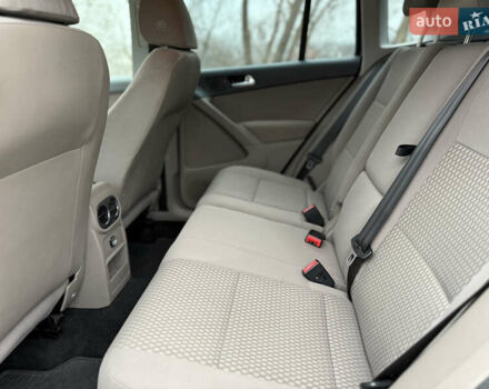 Сірий Фольксваген Тігуан, об'ємом двигуна 2 л та пробігом 243 тис. км за 9900 $, фото 9 на Automoto.ua