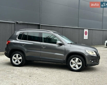 Сірий Фольксваген Тігуан, об'ємом двигуна 1.97 л та пробігом 285 тис. км за 10800 $, фото 11 на Automoto.ua