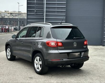 Сірий Фольксваген Тігуан, об'ємом двигуна 2 л та пробігом 262 тис. км за 10800 $, фото 1 на Automoto.ua