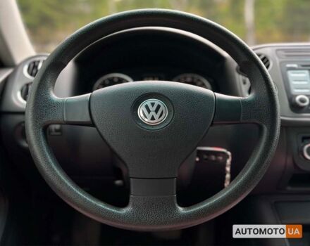 Сірий Фольксваген Тігуан, об'ємом двигуна 2 л та пробігом 265 тис. км за 10500 $, фото 12 на Automoto.ua