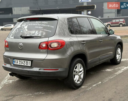 Сірий Фольксваген Тігуан, об'ємом двигуна 2 л та пробігом 243 тис. км за 9900 $, фото 4 на Automoto.ua